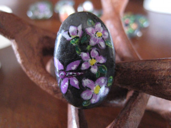 Named contemporary work « BAGUE 04 FLEURS VIOLETTES ET PAPILLON », Made by AMELIE AMELOT