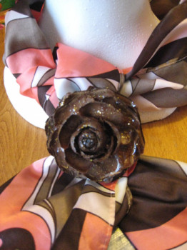 Named contemporary work « BROCHE ET PINCE EN ROSE DE CEDRE », Made by AMELIE AMELOT