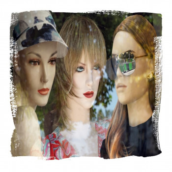 Named contemporary work « Olivia, Natacha, Sophia ( montage de trois mannequins figurant dans des oeuvres différentes ) », Made by DAN GAUTIER