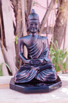 Named contemporary work « sculpture Bouddha Siddharta Gautama en pierre fine obsidienne noire du Mexique », Made by MIROIR PLANéTAIRE BLANC