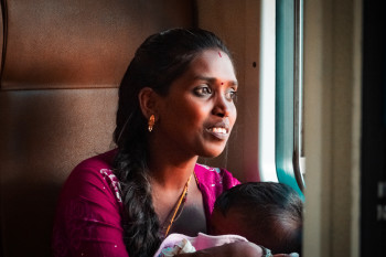 Named contemporary work « Jeune femme et son bébé dans le train pour Kandy, Sri Lanka », Made by THOMAS SINDOU