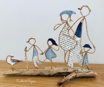 Named contemporary work « Famille à la mer », Made by FICELLE-ET-PAPIER