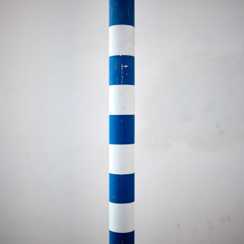 Named contemporary work « Poteau bleu et blanc », Made by ALAIN MACHELIDON