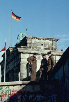 Named contemporary work « 1989 Berlin Brandenburger Tor Vopos », Made by LAURENT TCHEDRY