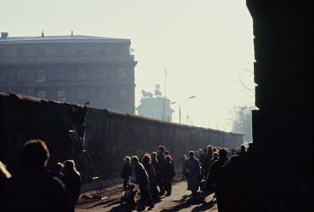 Named contemporary work « 1989 Berlin derrière le Reichstag », Made by LAURENT TCHEDRY