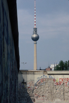 Named contemporary work « 1990 Berlin Wall  2 », Made by LAURENT TCHEDRY