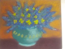 les-bruyeres-delicates-bleues-et-fleurs-jaunes-dans-vase-vert-emeraude