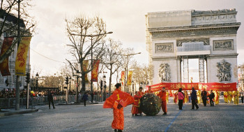 Sphère en défilé, Champs Elysées On the ARTactif site