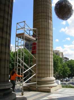 accrochage d'une de 3 sur façade On the ARTactif site