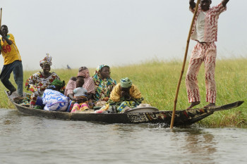 Femmes en pirogue On the ARTactif site