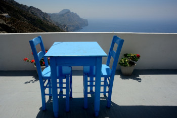 LA TABLE BLEUE (KARPATHOS) On the ARTactif site