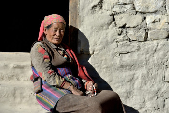 Femme en tenue traditionnelle On the ARTactif site