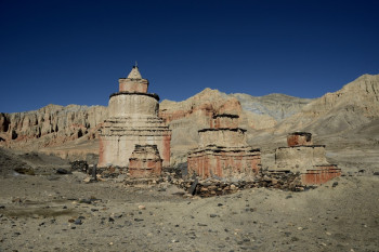 Chortens dans la vallée ocre On the ARTactif site