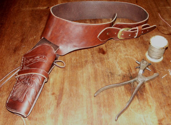 Named contemporary work « Holster western cuir tannage végétal », Made by LAURENT SERRE