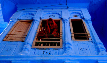 Named contemporary work « Femme de Jodhpur la ville bleu. Inde », Made by DOMINIQUE LEROY