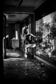 Named contemporary work « La Danseuse Urbex », Made by ALEXANDRE FARRET