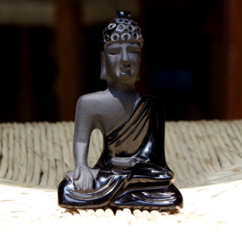 Named contemporary work « Bouddha Siddharta Gautama taillé pierre semi precieuse obsidienne noire méditation spiritualité », Made by MIROIR PLANéTAIRE BLANC