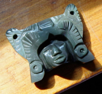 Named contemporary work « Masque Aztèque Maya JAguar Visage amérindien pendentif Mexicain pierre obsidienne oeil celeste », Made by MIROIR PLANéTAIRE BLANC
