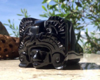 Named contemporary work « Pipe cérémonial de collection pierre sculptée obsidienne du MExique Guerrier Jaguar Aztèque », Made by MIROIR PLANéTAIRE BLANC
