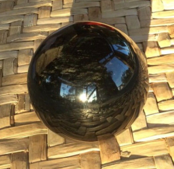 Named contemporary work « Grande Sphère sculptée en obsidienne naturelle du Mexique 12cm  Boule de cristal », Made by MIROIR PLANéTAIRE BLANC
