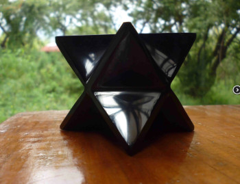 Named contemporary work « étoile merkaba kundalini chakras feng shui puissante pierre obsidienne harmoniseur d'energies », Made by MIROIR PLANéTAIRE BLANC