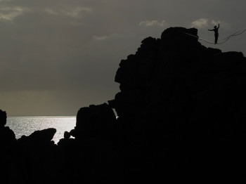 Named contemporary work « Slackline sur la Pointe de Pen-Hir », Made by RéMI BRIDOT