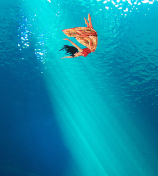Named contemporary work « Voyageuse de rêve », Made by FRIDA NARIN