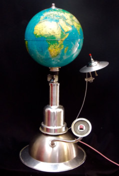 Named contemporary work « We come in peace », Made by LAMPAMAX