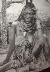 femme-massai-assise