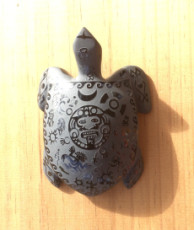 tortue-sculptee-en-pierre-fine-obsidienne-du-mexique-gravee-de-symboles-azteques