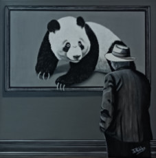 un-homme-regarde-dans-une-exposition-un-tableau-representant-un-panda